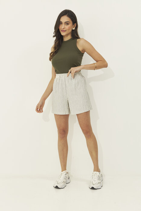 SHORTS FEMININO LISTRADO NA VERTICAL