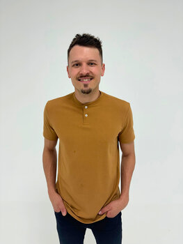 CAMISETA REGULAR EM MEIA MALHA COM TEXTURA COLMEIA E BOTÕES CARAMELO